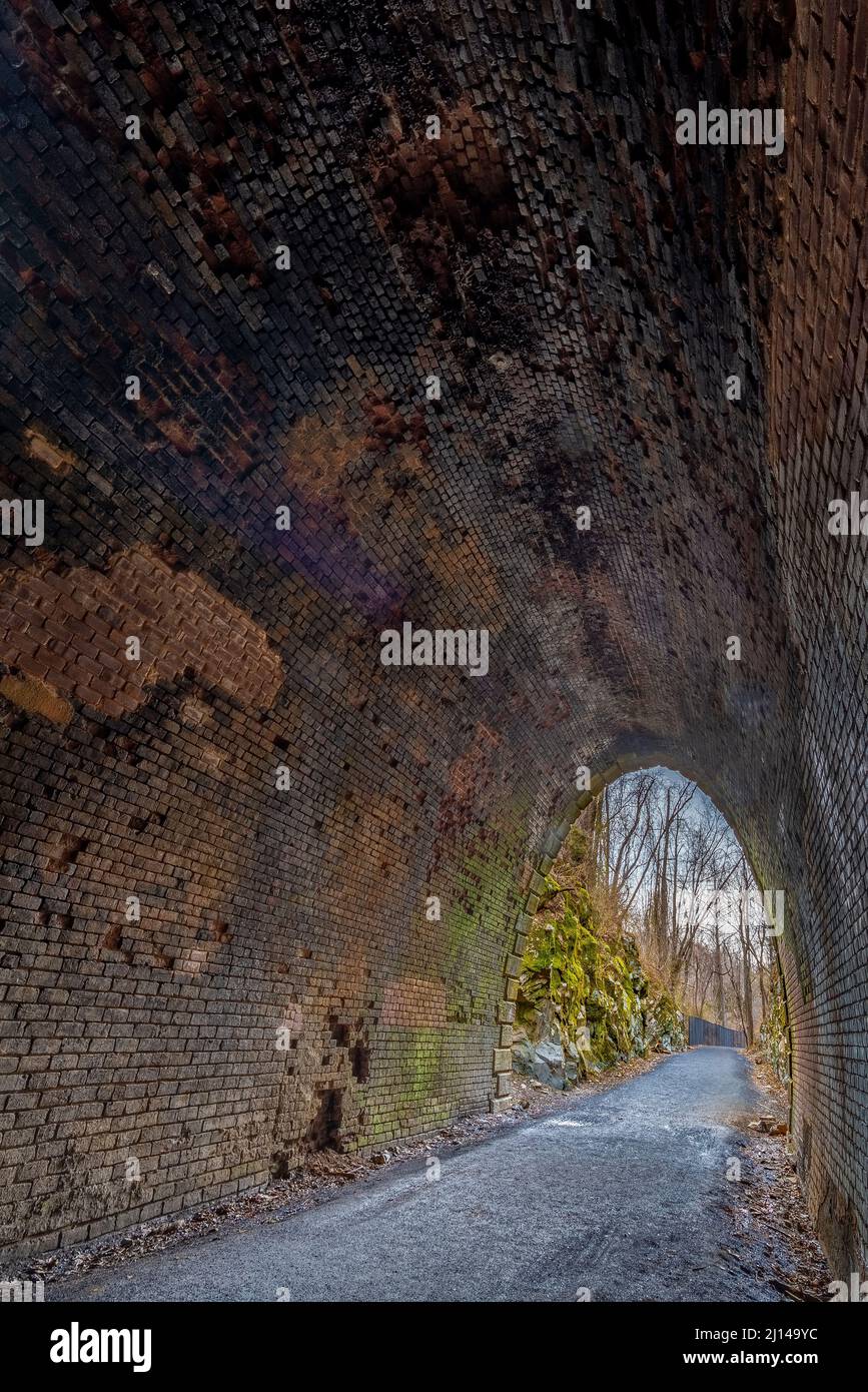 Uscita ovest dal Blue Ridge Tunnel, un tunnel attraverso le Blue Ridge Mountains costruito nel 1850s dalla Blue Ridge Railroad. Ora un sentiero pubblico. Foto Stock