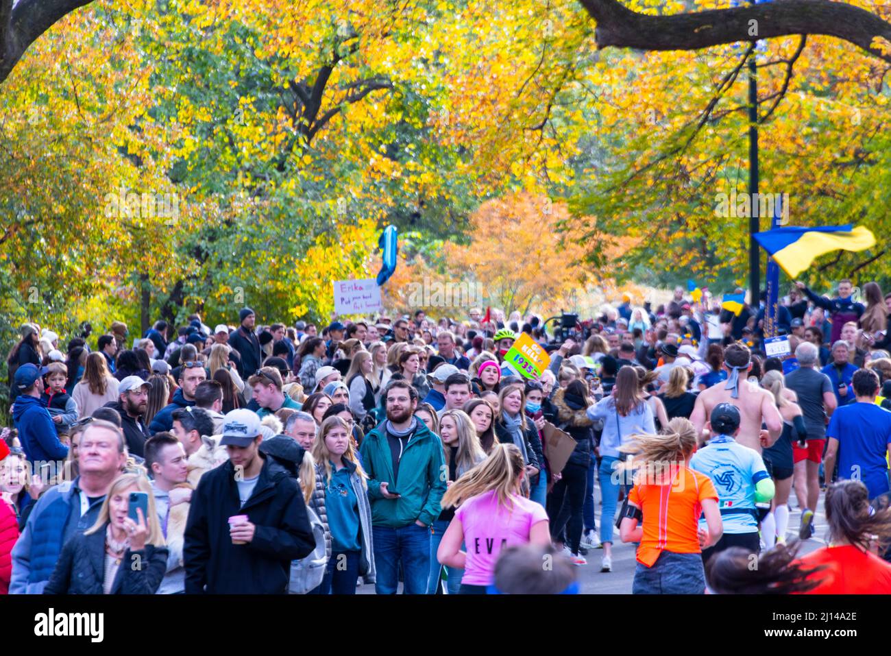 La gente festeggia la maratona di New York 50th del 2021 Foto Stock
