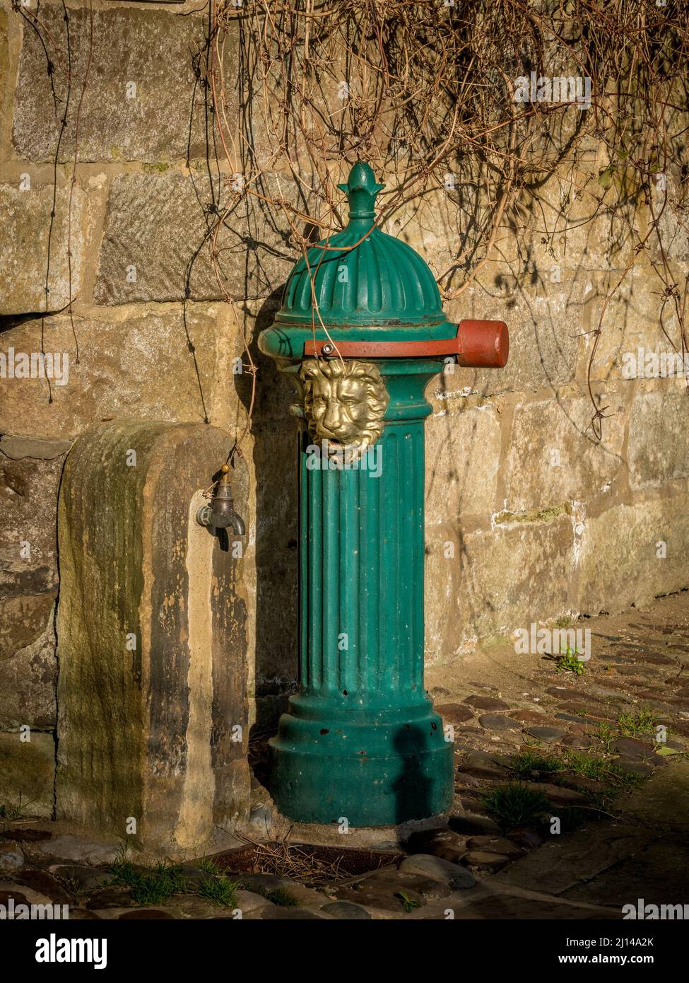 Originale fontana vittoriana in ghisa situata su New Road in Robin Hood's Bay, North Yorkshire. Foto Stock