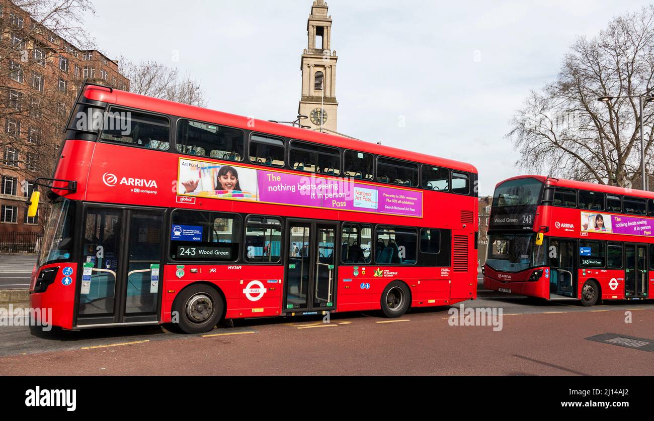 Autobus rossi parcheggiati a Waterloo a Londra, Inghilterra, Regno Unito Foto Stock
