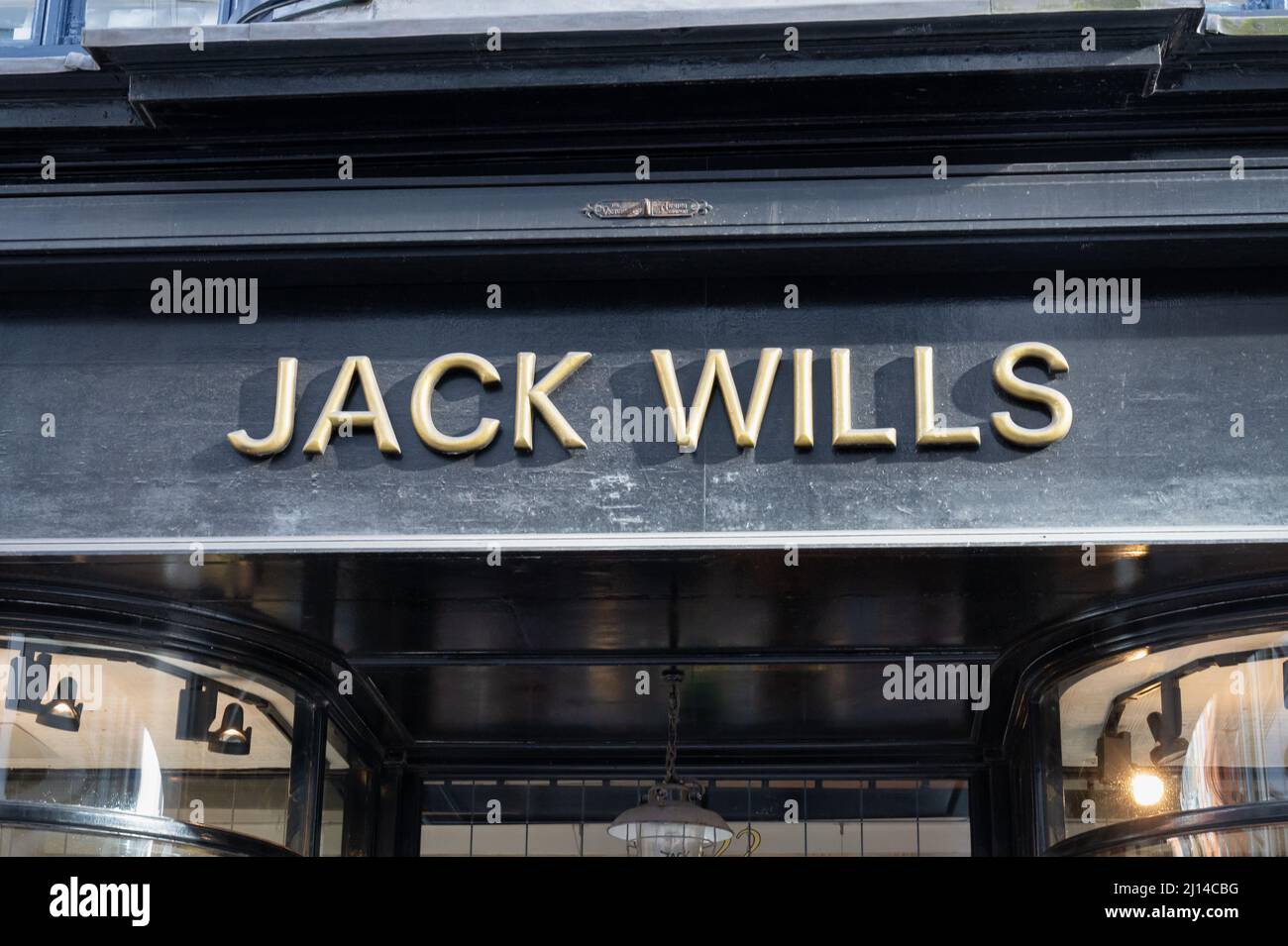 Belfast, Regno Unito - 20 febbraio 2022: L'insegna per il negozio di abbigliamento Jack Wills a Belfast, Irlanda del Nord. Foto Stock