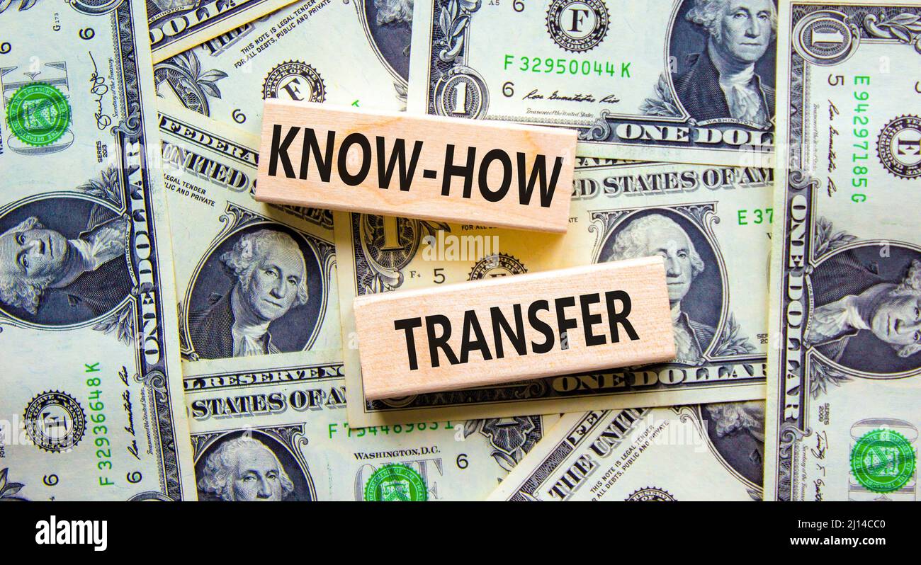 Simbolo di trasferimento del know-how. Concetto parole know-how trasferimento su blocchi di legno su sfondo bello da bollette dollaro, spazio copia. Business, innovazione Foto Stock