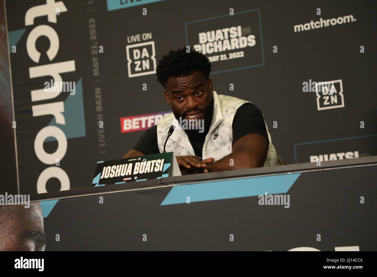 LONDRA, UK - MARZO 22: Joshua Buatsi interagisce con i media durante la conferenza stampa Buatsi vs Richards al Courthouse Hotel Shoreditch il 22 marzo 2022, a Londra, Regno Unito. (Foto di Vianney le Caer/PxImages) Credit: PX Images/Alamy Live News Foto Stock