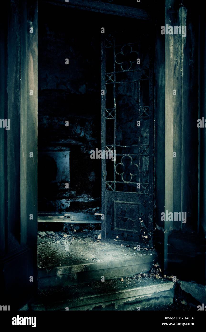 apri la porta in una cripta abbandonata in rovina Foto Stock