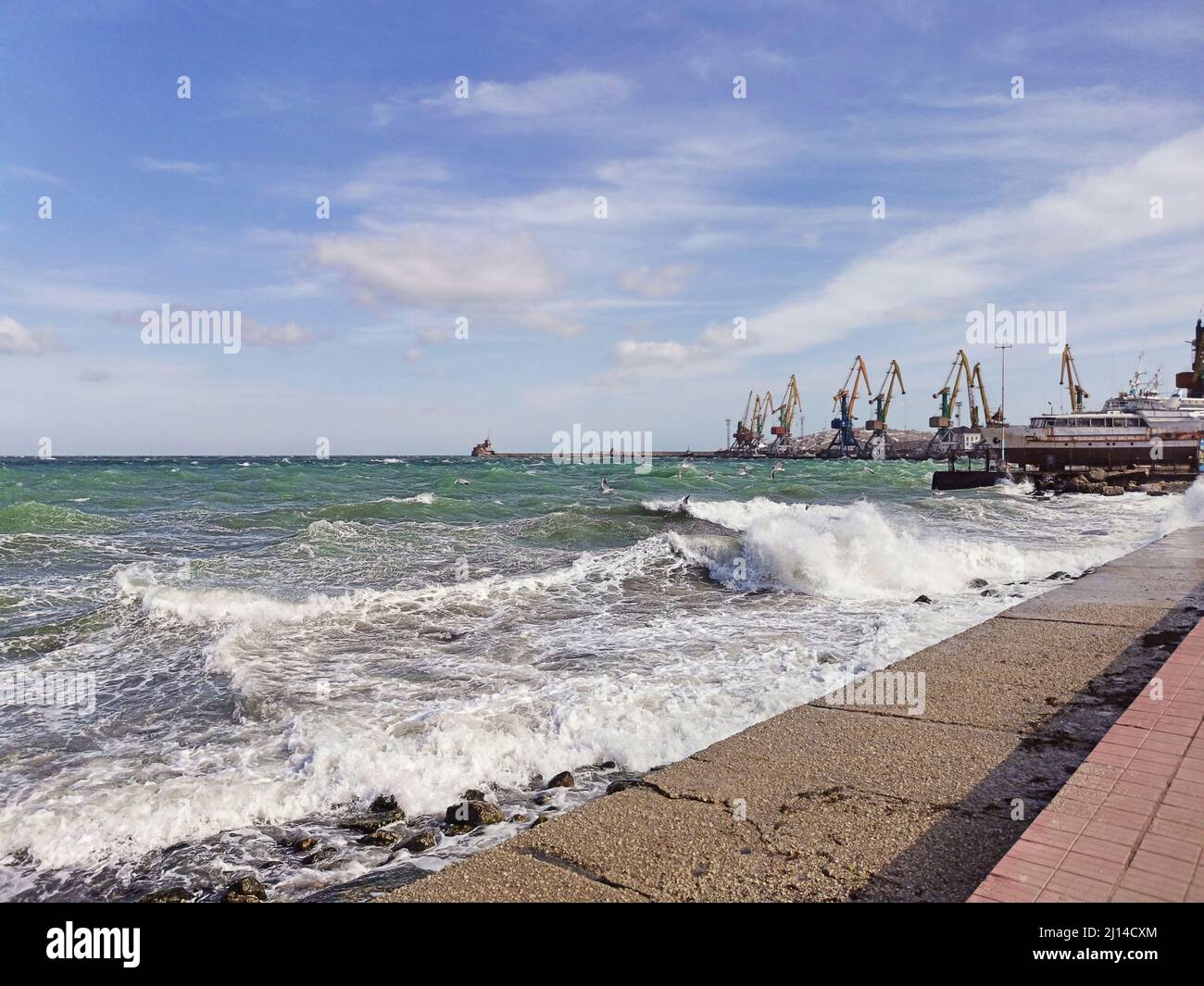 Grandi onde verdi si infrangono sulla riva Foto Stock