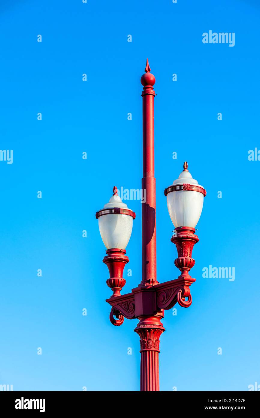Vecchio lampione rosso con cielo blu sullo sfondo nella città di Belo Horizonte, Minas Gerais, Brasile Foto Stock