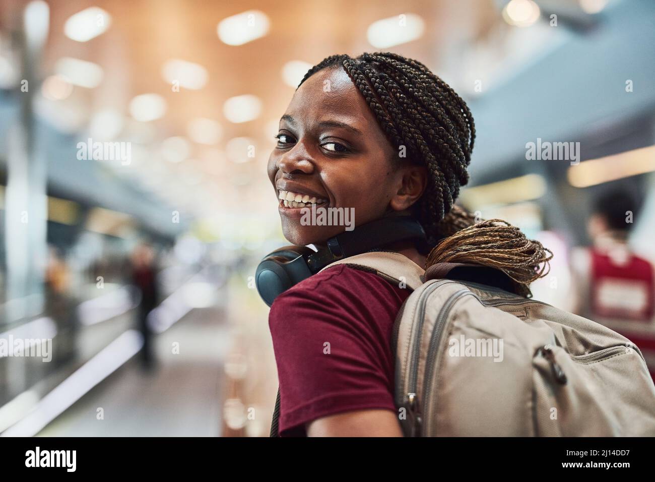 Im volare da solo. Scatto corto di una giovane donna felice all'aeroporto. Foto Stock