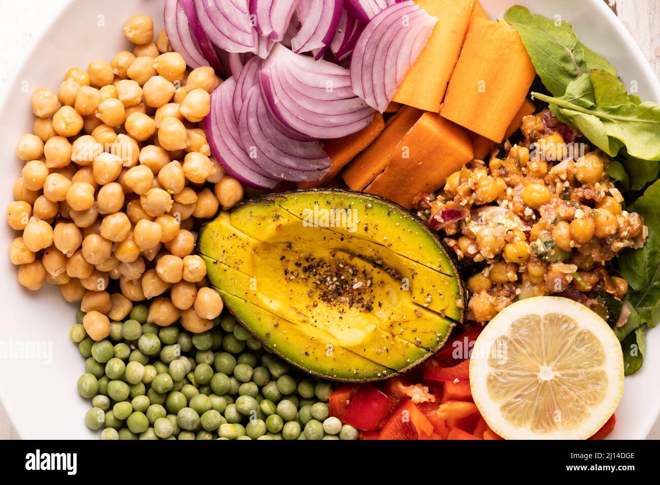 Vista dall'alto di un pasto fresco e sano con vari cibi in ciotola Foto Stock