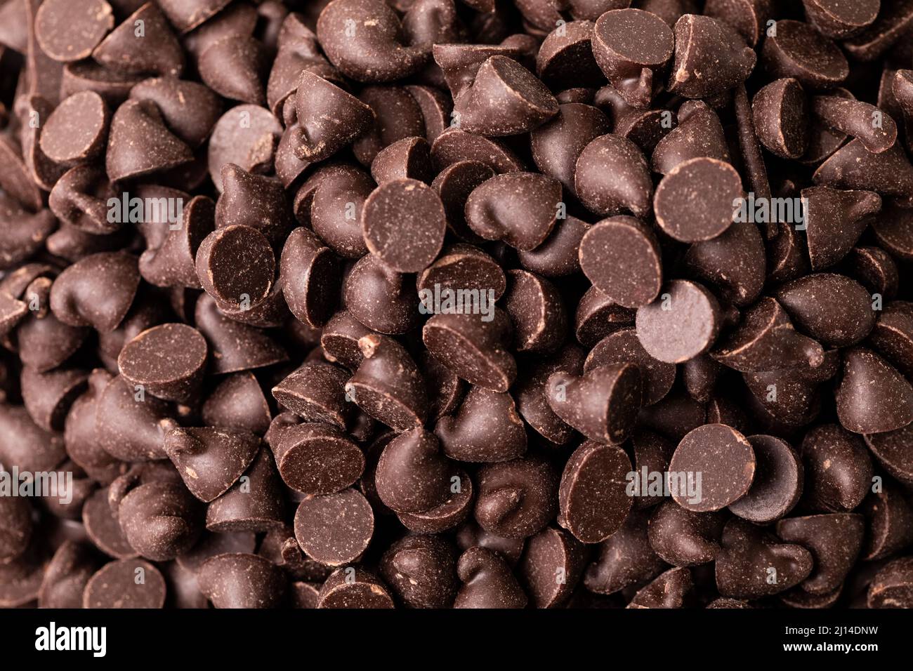 Vista ravvicinata della struttura completa del cumulo di gocce di cioccolato fresco Foto Stock
