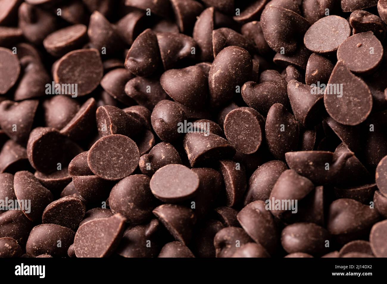 Vista ravvicinata della cornice completa di gocce di cioccolato marrone fresco Foto Stock