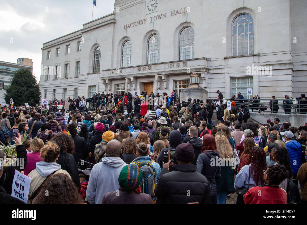 20th marzo 2022 Londra UK sostenitori di Child Q visto fuori dal municipio di Hackney durante il rally. I manifestanti ascoltano i relatori nel nord di Londra in Foto Stock