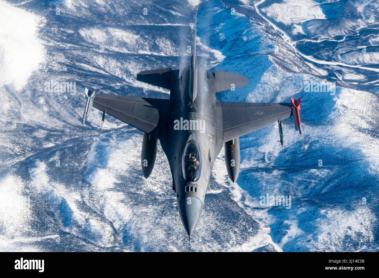 Alaska centrale, Stati Uniti. 16 marzo 2022. Un aereo dell'aeronautica degli Stati Uniti F-16 Fighting Falcon jet, assegnato a 180th Fighter Wing, si avvicina ad un KC-135R Stratotanker che rifornisce l'aereo durante l'operazione Arctic Edge, 16 marzo 2022 sopra l'Alaska. L'esercizio del comando del Nord fa parte delle recenti mosse militari volte a scoraggiare il coinvolgimento della Russia in Ucraina. Credito: SSgt. Taylor Crul/U.S. Air Force/Alamy Live News Foto Stock