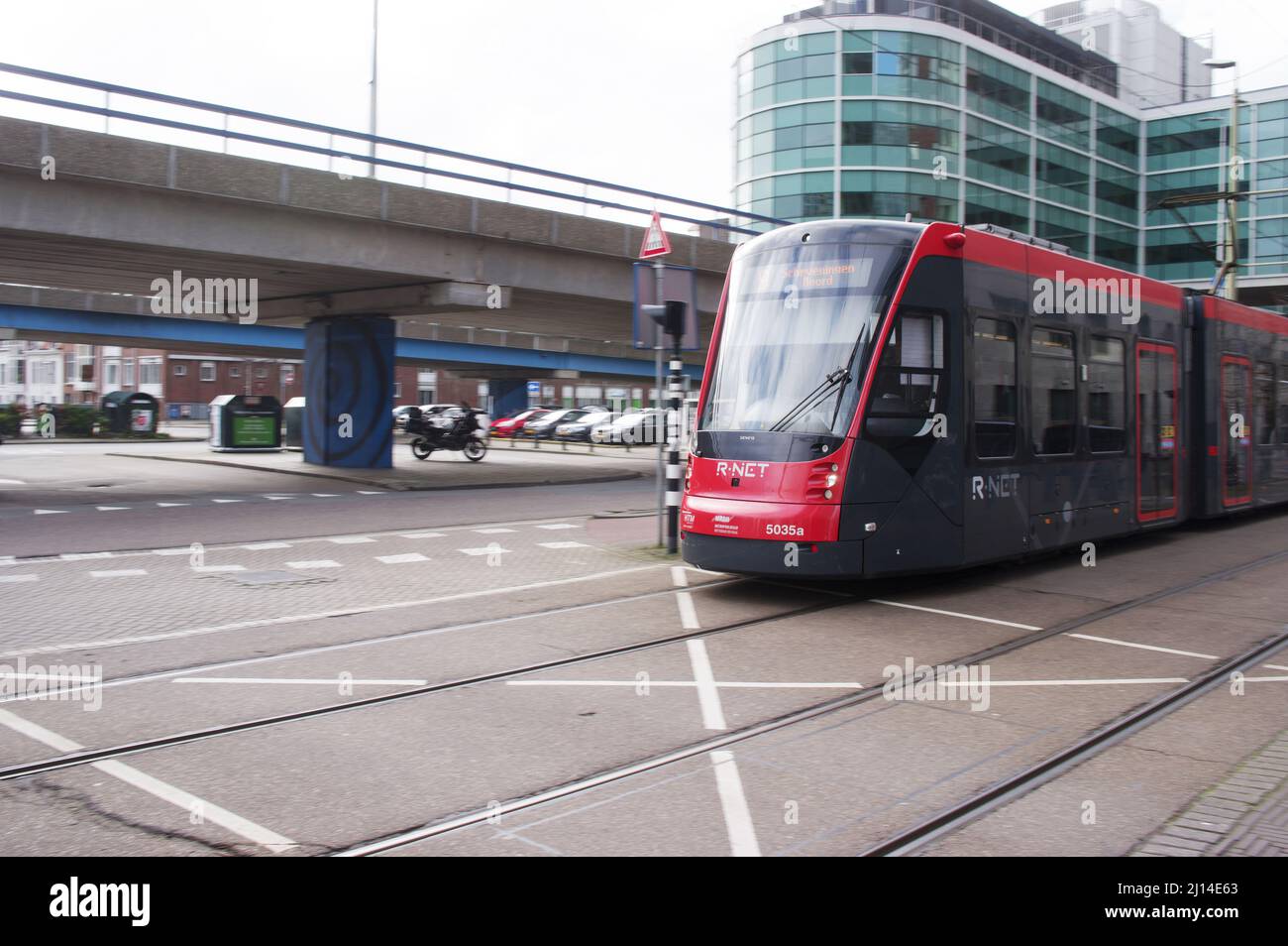 L'Aia, Paesi Bassi - 25 febbraio 2022: Tram moderno nel centro della città dell'Aia Foto Stock