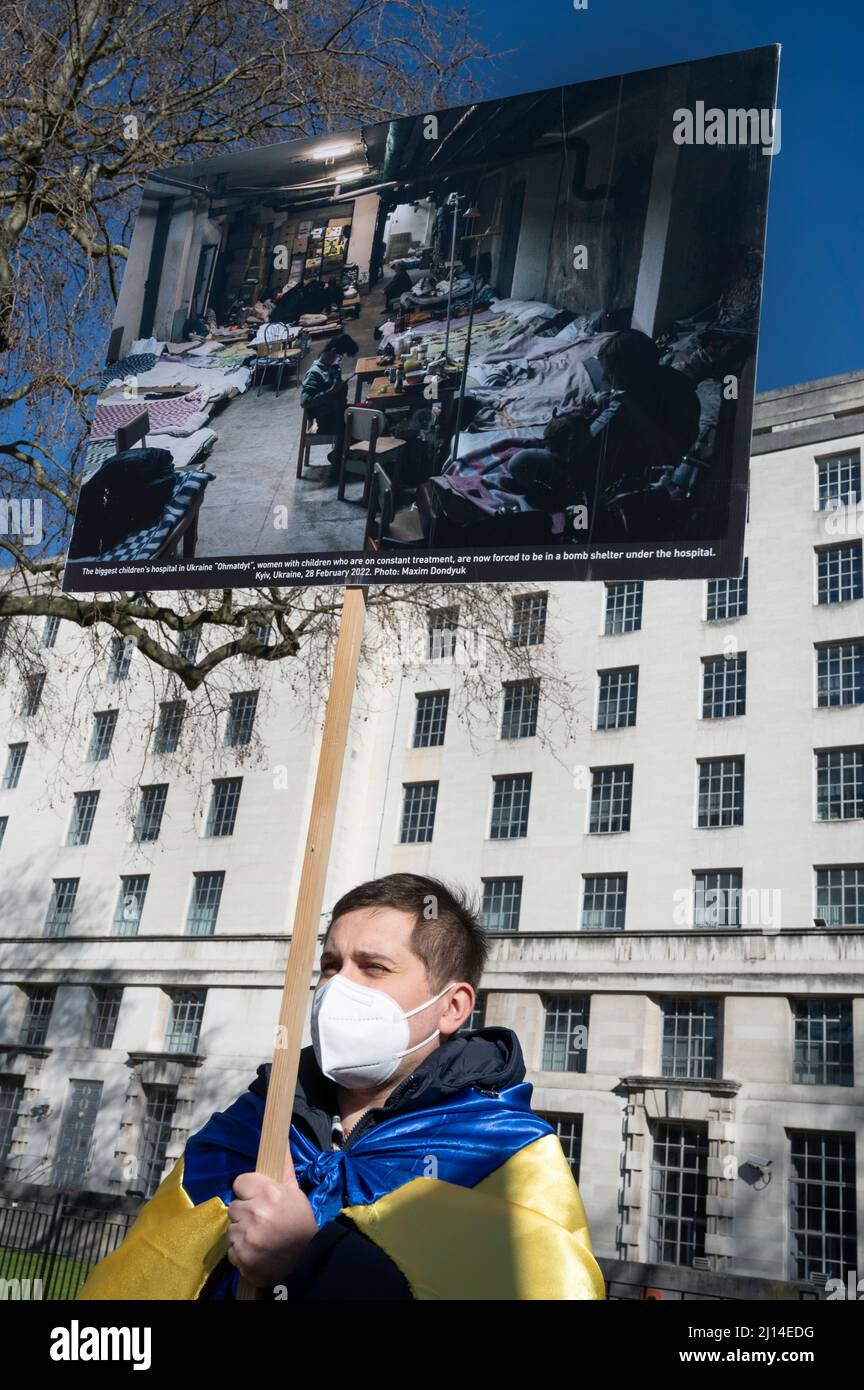 Il 19th 2022 marzo, giorno 24 della guerra in Ucraina, i manifestanti dimostrano di fronte a Downing Street, Londra, di opporsi alla guerra di Putin contro l'Ucraina Foto Stock