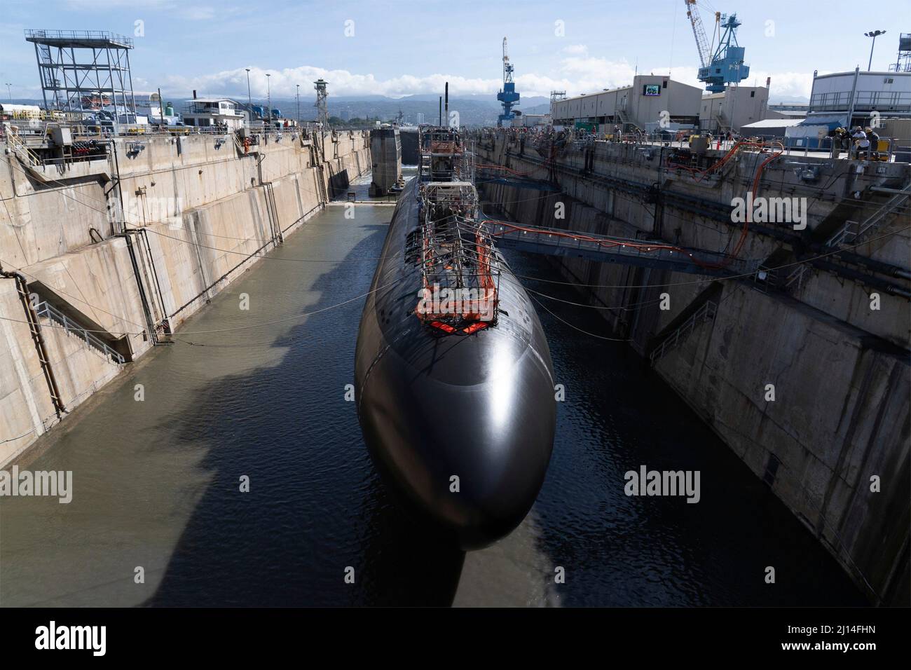 Honolulu, Stati Uniti. 27 luglio 2021. Il sottomarino ad attacco rapido USS Topeka di classe Los Angeles della Marina degli Stati Uniti in bacino asciutto durante il servizio di routine presso il Pearl Harbor Naval Shipyard & Intermediate Maintenance Facility, 27 luglio 2021 a Honolulu, Hawaii. Credit: Amanda Urena/USA Navy/Alamy Live News Foto Stock