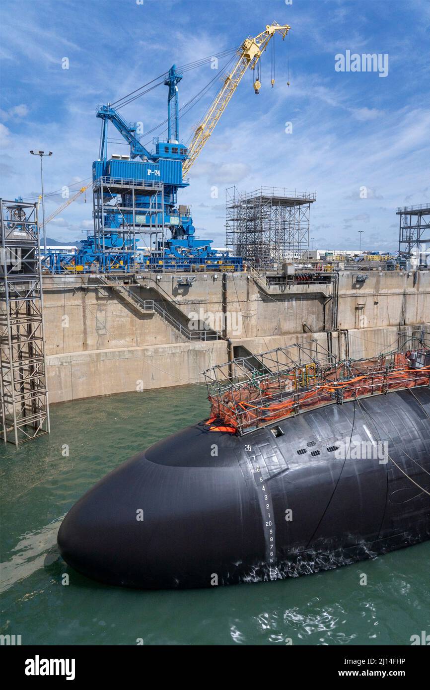 Honolulu, Stati Uniti. 27 luglio 2021. Il sottomarino ad attacco rapido USS Topeka di classe Los Angeles della Marina degli Stati Uniti in bacino asciutto durante il servizio di routine presso il Pearl Harbor Naval Shipyard & Intermediate Maintenance Facility, 27 luglio 2021 a Honolulu, Hawaii. Credit: Amanda Urena/USA Navy/Alamy Live News Foto Stock