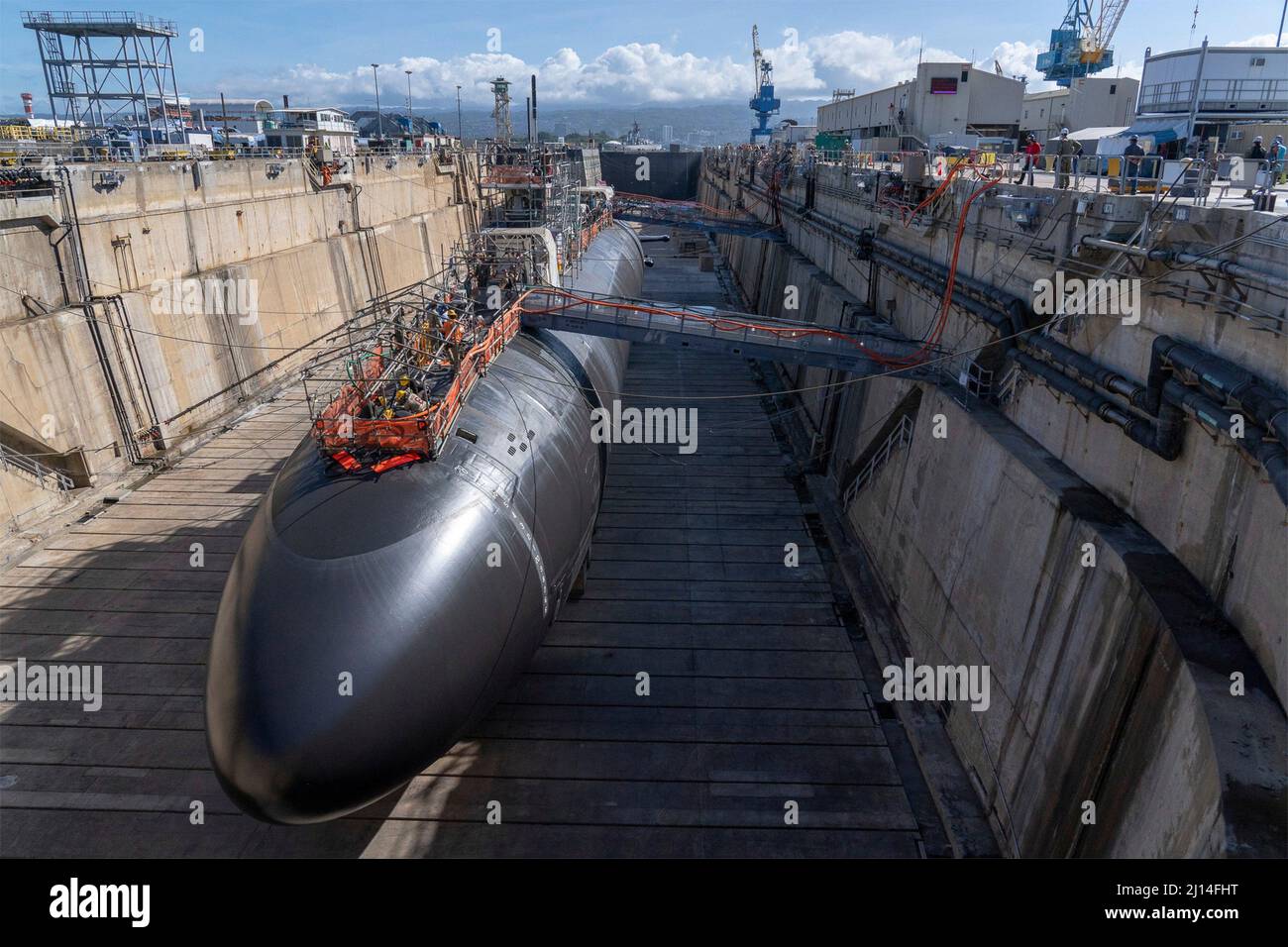 Honolulu, Stati Uniti. 27 luglio 2021. Il sottomarino ad attacco rapido USS Topeka di classe Los Angeles della Marina degli Stati Uniti in bacino asciutto durante il servizio di routine presso il Pearl Harbor Naval Shipyard & Intermediate Maintenance Facility, 27 luglio 2021 a Honolulu, Hawaii. Credit: Amanda Urena/USA Navy/Alamy Live News Foto Stock