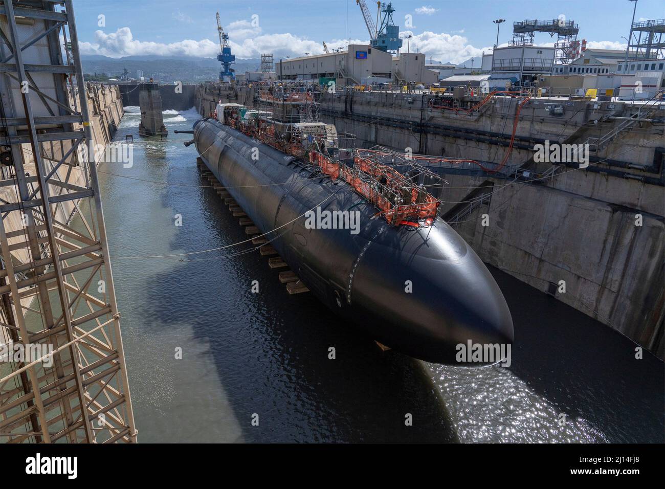 Honolulu, Stati Uniti. 27 luglio 2021. Il sottomarino ad attacco rapido USS Topeka di classe Los Angeles della Marina degli Stati Uniti in bacino asciutto durante il servizio di routine presso il Pearl Harbor Naval Shipyard & Intermediate Maintenance Facility, 27 luglio 2021 a Honolulu, Hawaii. Credit: Amanda Urena/USA Navy/Alamy Live News Foto Stock