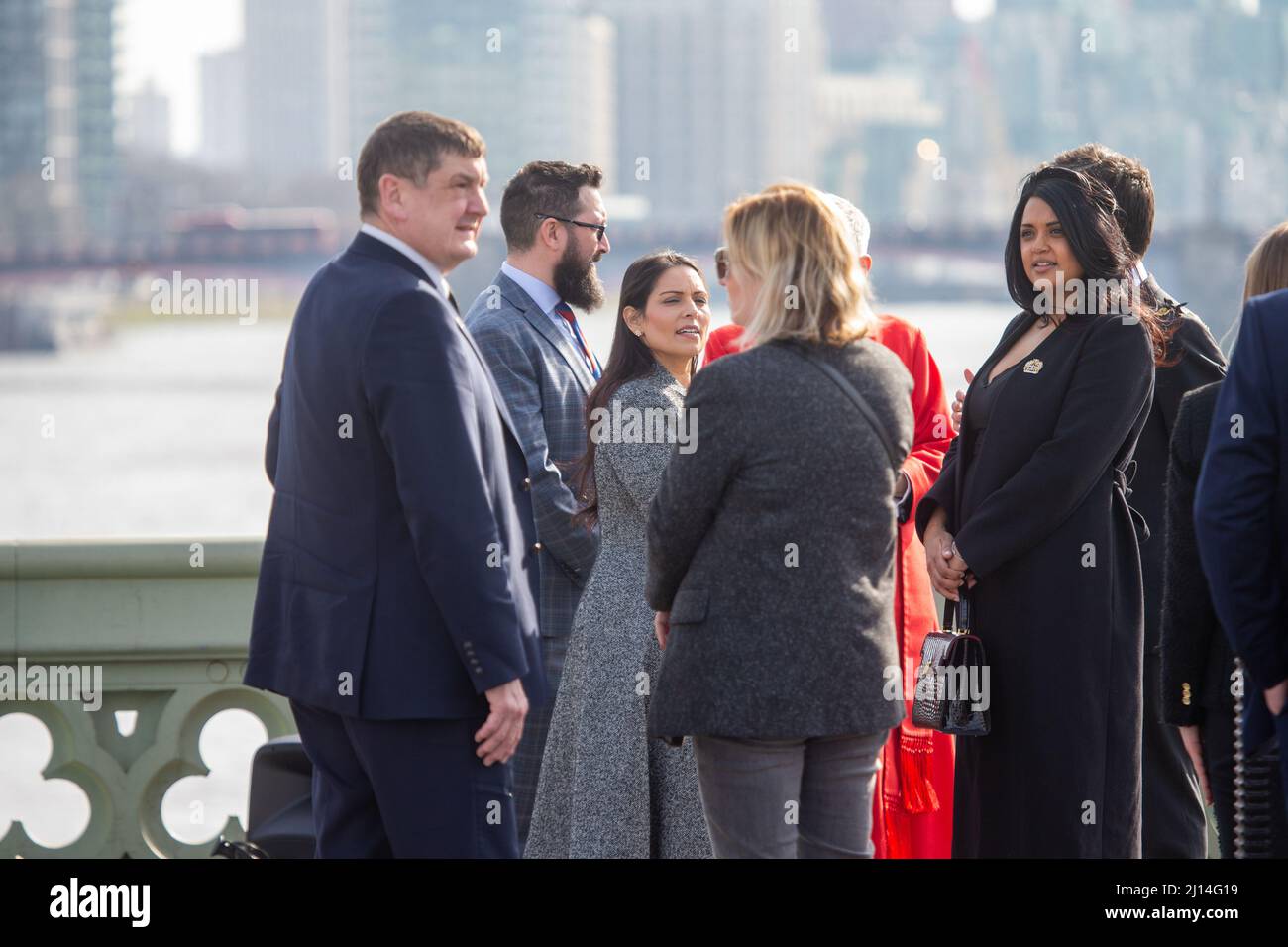 Londra, Inghilterra, Regno Unito. 22nd Mar 2022. Il Segretario di Stato PRITI PATEL è presente alla cerimonia per il 5th° anniversario dell'attacco terroristico del Ponte di Westminster. (Credit Image: © Tayfun Salci/ZUMA Press Wire) Credit: ZUMA Press, Inc./Alamy Live News Foto Stock