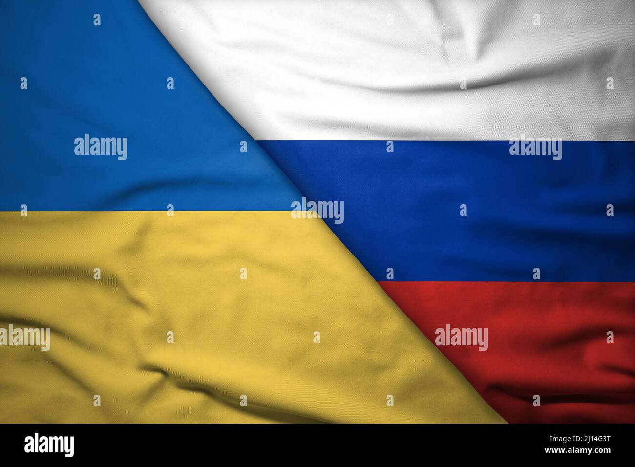 Sfondo bandiere ucraine e russe Foto Stock