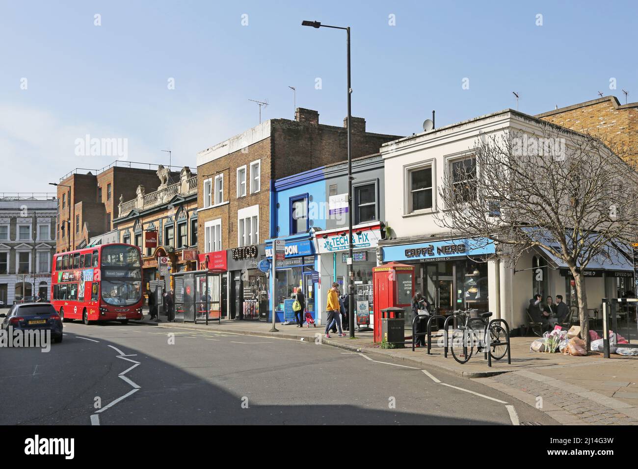 Negozi e caffetterie su Fulham Broadway e Fulham Road, un'area ricca di Londra occidentale, Regno Unito Foto Stock