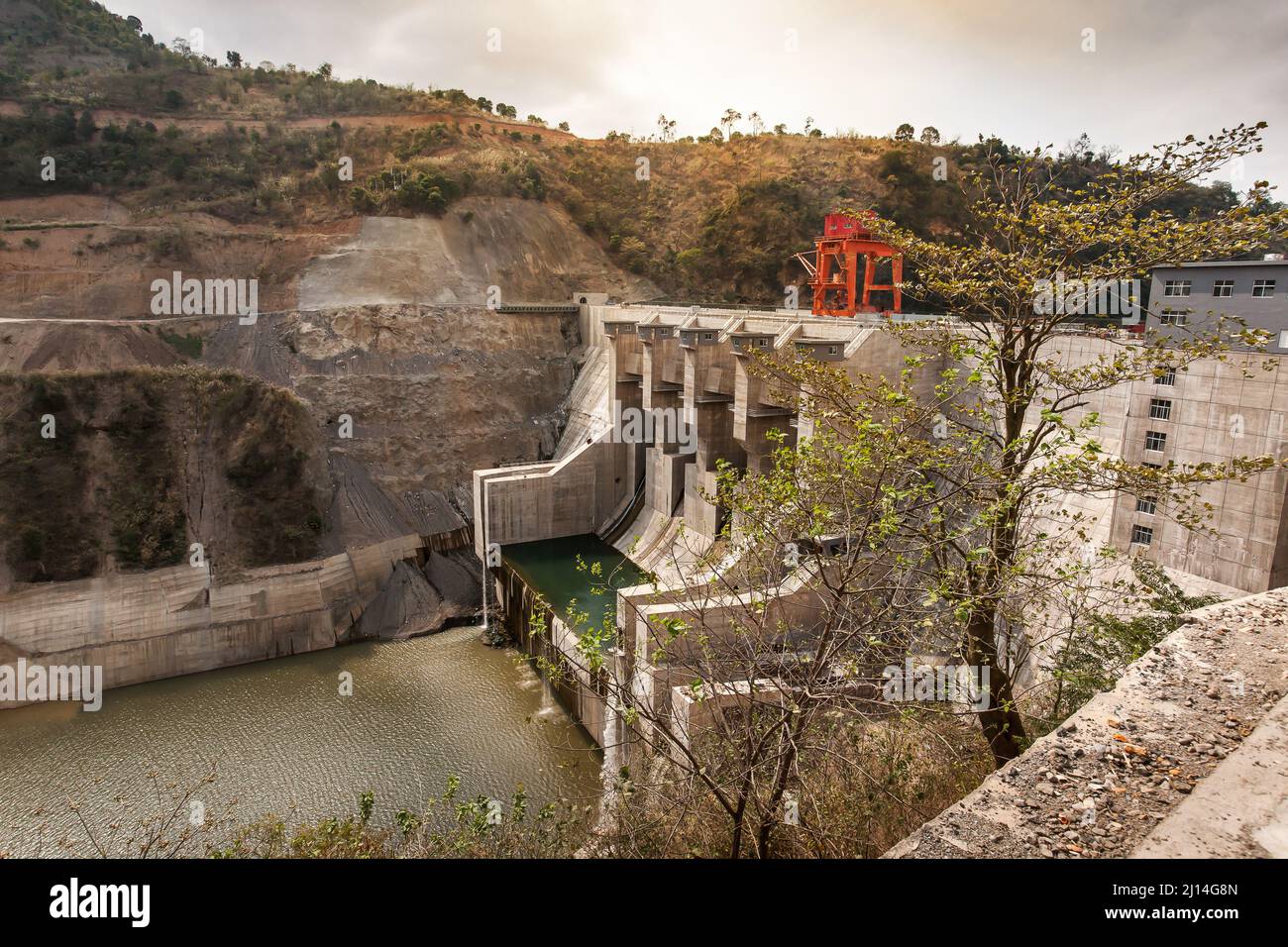 Il paesaggio della centrale idroelettrica di Ban Chat, diga, canale di scarico, centrale elettrica, e il serbatoio è in costruzione. Vietnam. Foto Stock