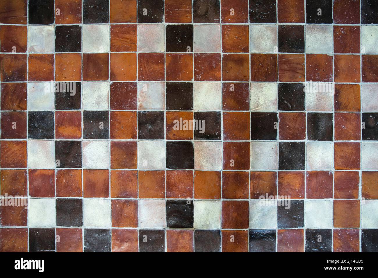Texture di una vecchia mattonella medievale rossa, nera e bianca Foto Stock