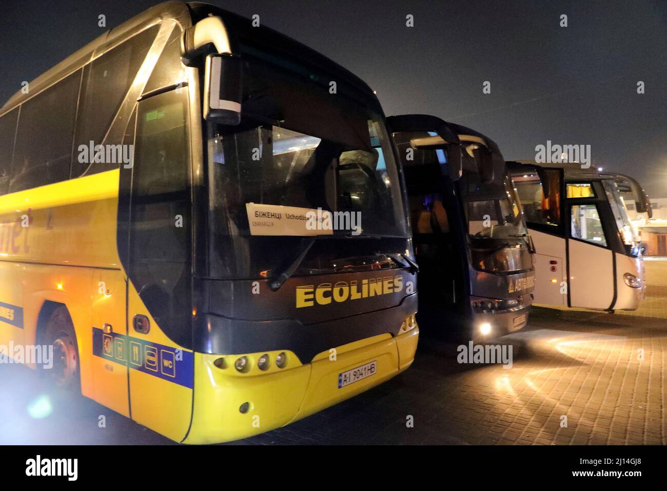 Non esclusiva: LVIV, UCRAINA - 20 MARZO 2022 - autobus per il trasferimento dei rifugiati ucraini in Polonia sono visti alla stazione ferroviaria di Lviv, Regno Unito occidentale Foto Stock