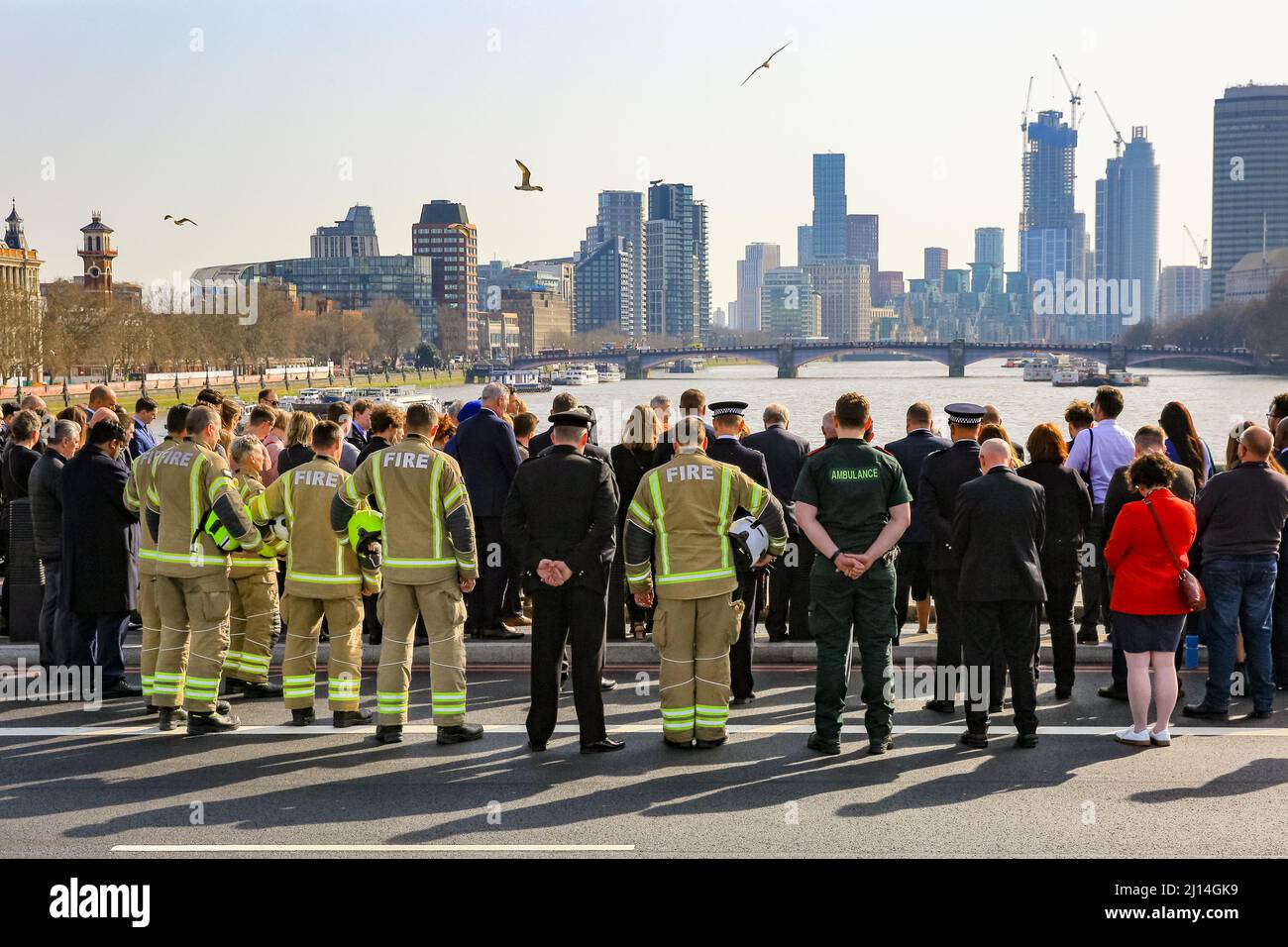 Londra, Regno Unito. 22nd Mar 2022. Vista generale del Ponte di Westminster. Una lapide commemorativa in memoria di coloro che hanno perso la vita negli atti di terrorismo su Westminster Bridge e New Palace Yard il 22nd marzo 2017, è svelata su Westminster Bridge con un minuto di silenzio, breve servizio e discorsi. All'evento partecipano famiglie e amici delle vittime, nonché Priti Patel, Sadiq Khan, la polizia, i servizi di emergenza e i membri del Parlamento. Credit: Imagplotter/Alamy Live News Foto Stock