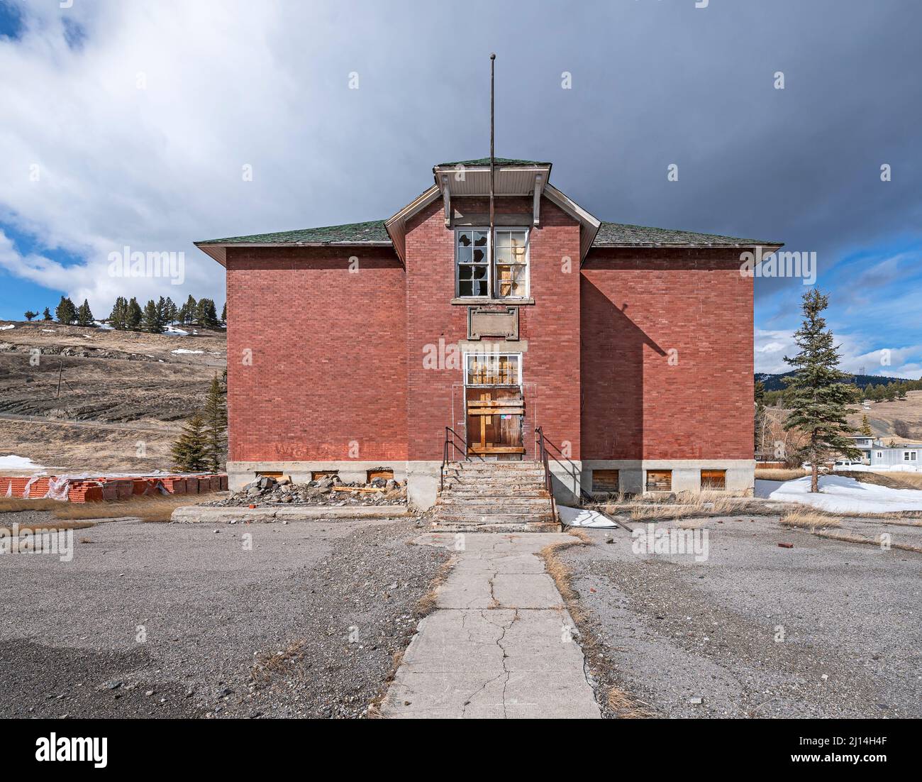 Scuola abbandonata a Coleman nel Crowsnest Pass in Alberta, Canada Foto Stock