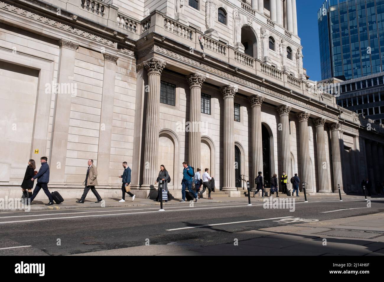 Scena stradale fuori della Banca d'Inghilterra nella città di Londra il 18th marzo 2022 a Londra, Regno Unito. La Banca d’Inghilterra ha aumentato il tasso d’interesse degli UK, dal 0,5% al 0,75% il 17th marzo, quando il tasso d’inflazione continua ad aumentare mentre il paese subisce il costo della vita in crisi. La City of London è una città, una contea cerimoniale e un distretto governativo locale che contiene il principale quartiere centrale degli affari CBD di Londra. La città di Londra è ampiamente citata semplicemente come la città è anche comunemente conosciuta come The Square Mile. Foto Stock