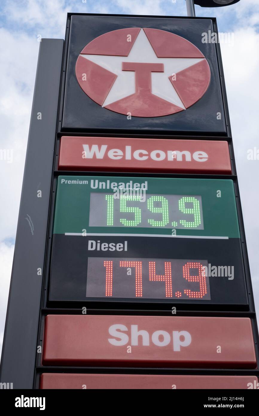 La pressione è avvertita alle pompe di benzina in questo garage Texaco mentre il prezzo per litro aumenta giorno per giorno a causa dei continui aumenti del prezzo del petrolio il 8th marzo 2022 a Birmingham, Regno Unito. Con gli Stati Uniti che considerano un boicottaggio sull’energia russa come risposta all’invasione dell’Ucraina da parte della Russia, il prezzo del petrolio è aumentato e oscilla a circa $140 dollari al barile. Questo aumento è stato avvertito alle pompe come i prezzi medi della benzina aumentano a circa 5p al giorno e sembrano previsti per aumentare a £1,75 al litro, causando ancora più difficoltà con il costo di vita in crisi Foto Stock