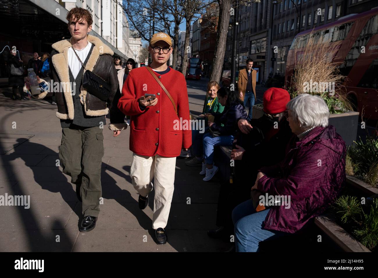 I visitatori e gli amanti dello shopping si trovano su Oxford Street il 18th marzo 2022 a Londra, Regno Unito. Oxford Street è un importante centro commerciale nel West End della capitale ed è la strada dello shopping più trafficata di Europes con circa mezzo milione di visitatori giornalieri ai suoi circa 300 negozi, la maggior parte dei quali sono negozi di moda e abbigliamento. Foto Stock