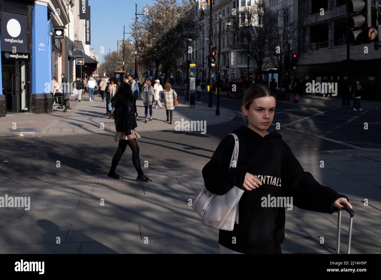 I visitatori e gli amanti dello shopping si trovano su Oxford Street il 18th marzo 2022 a Londra, Regno Unito. Oxford Street è un importante centro commerciale nel West End della capitale ed è la strada dello shopping più trafficata di Europes con circa mezzo milione di visitatori giornalieri ai suoi circa 300 negozi, la maggior parte dei quali sono negozi di moda e abbigliamento. Foto Stock