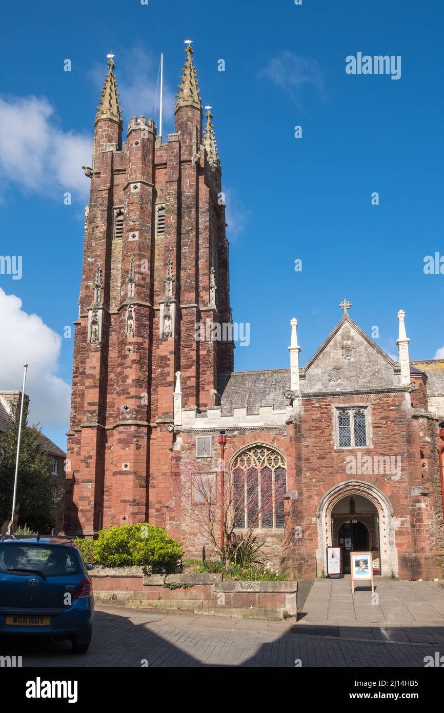 Totnes è una città di mercato nel Devon del sud alla testa dell'estuario del fiume Dart. E 'noto per i suoi negozi indipendenti e cibo sano. Foto Stock