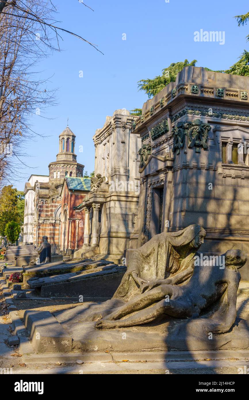 Milano, Italia - 03 marzo 2022: Vista delle tombe e degli altri monumenti del Cimitero Monumentale, a Milano, Lombardia, Nord Italia Foto Stock