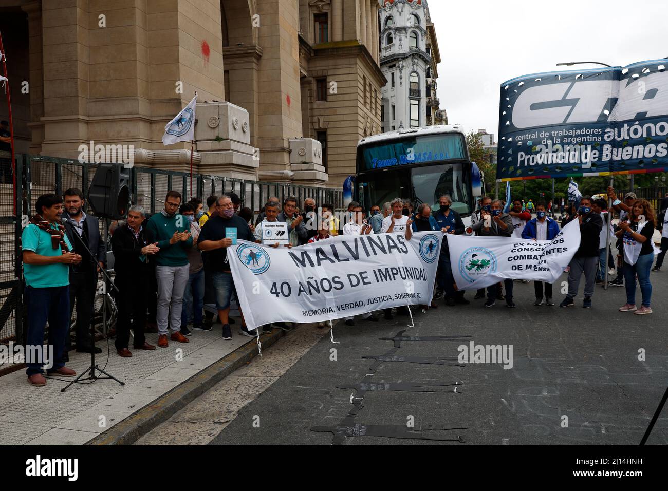Buenos Aires, Argentina, 22nd marzo 2022. Ex combattenti della guerra delle Malvinas dimostrando di fronte alla Corte Suprema di Giustizia della Nazione. Credit: Esteban Osorio/Alamy Live News Foto Stock