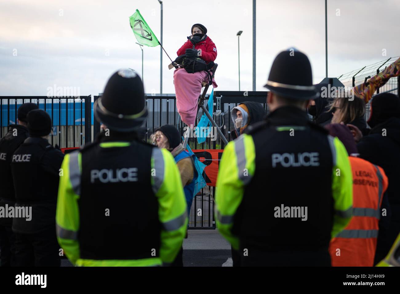 Avonmouth, Bristol. 26th novembre 2021. Una dimostrazione della ribellione di estinzione in un magazzino Amazon vicino a Bristol sta causando ritardi nel traffico Foto Stock