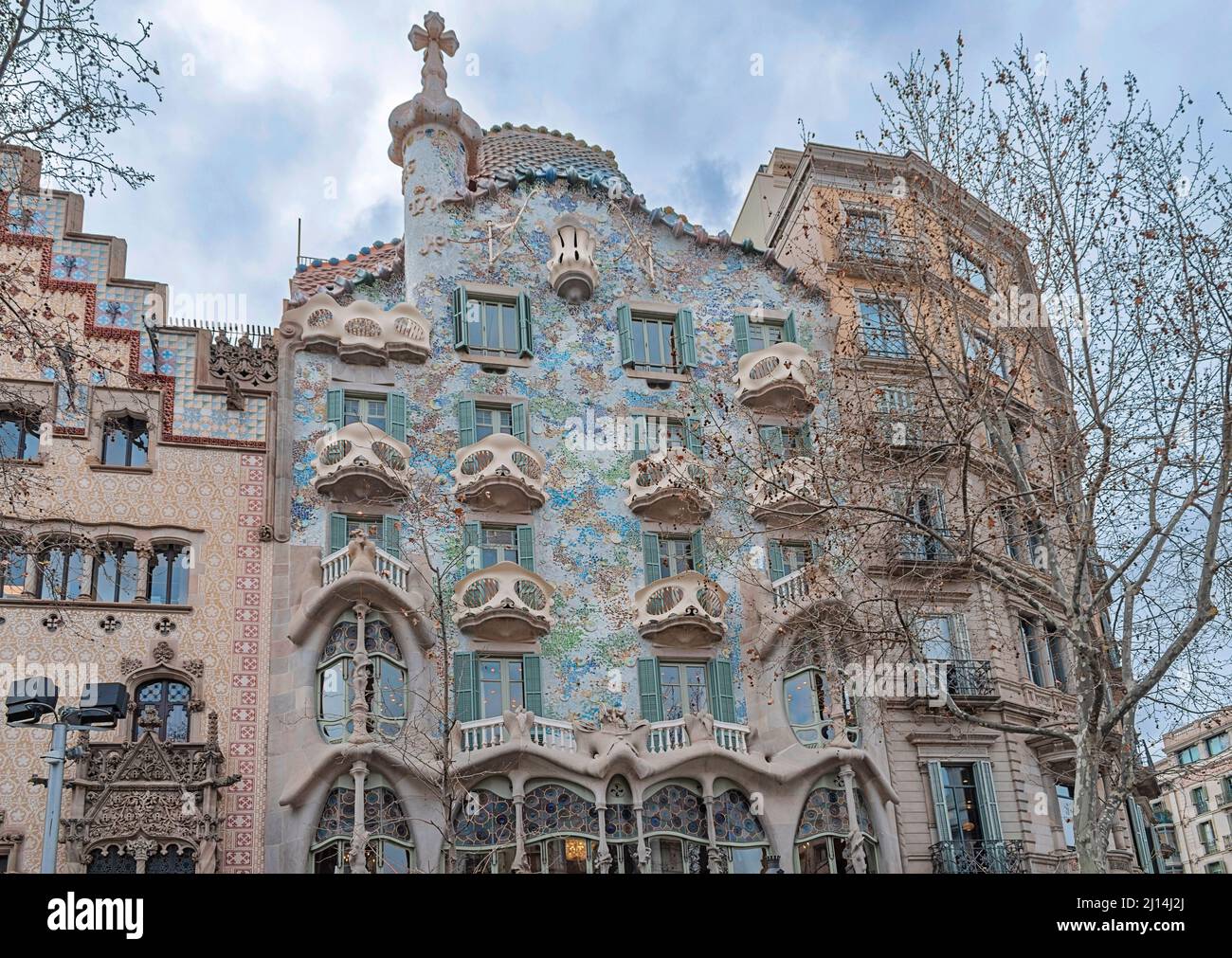 BARCELLONA CATALOGNA SPAGNA GAUDI CASA BATLLO CASA BATLLÓ O CASA DELS OSSOS FACCIATA VERDE E BLU IN MOSAICI TRENCADIS Foto Stock