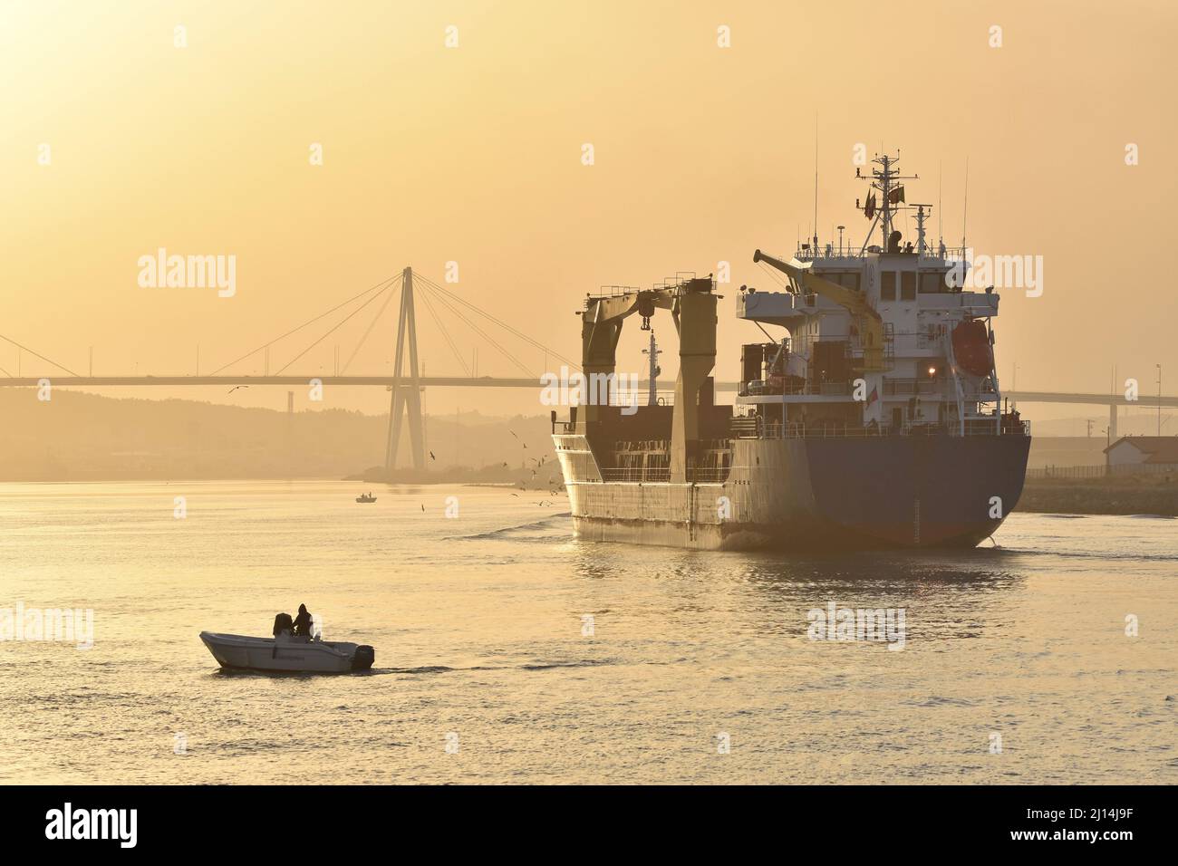 Nave da carico sul fiume Mondego, nebbia mattina a Figueira da Foz Portogallo. Foto Stock
