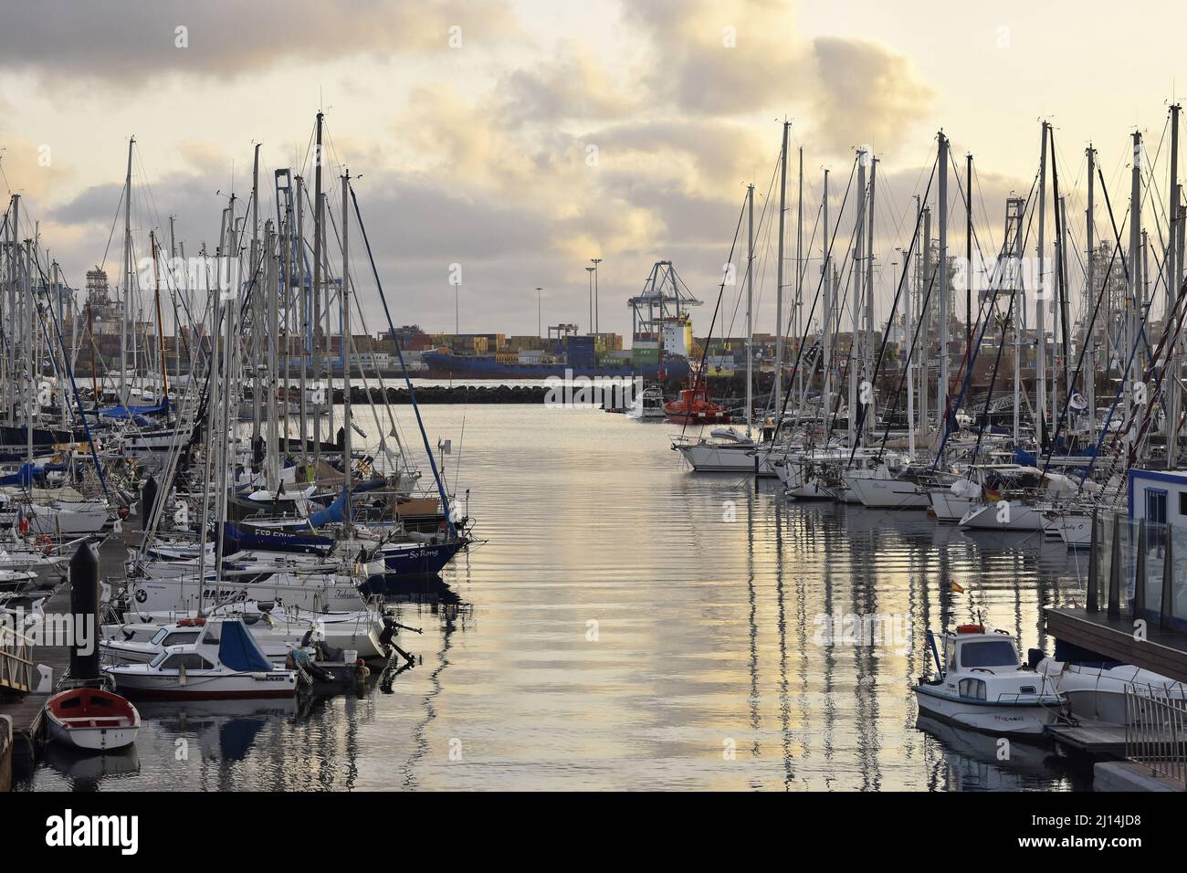 Barche a vela in marina e porto industriale in background, Las Palmas Gran Canaria Spagna. Foto Stock