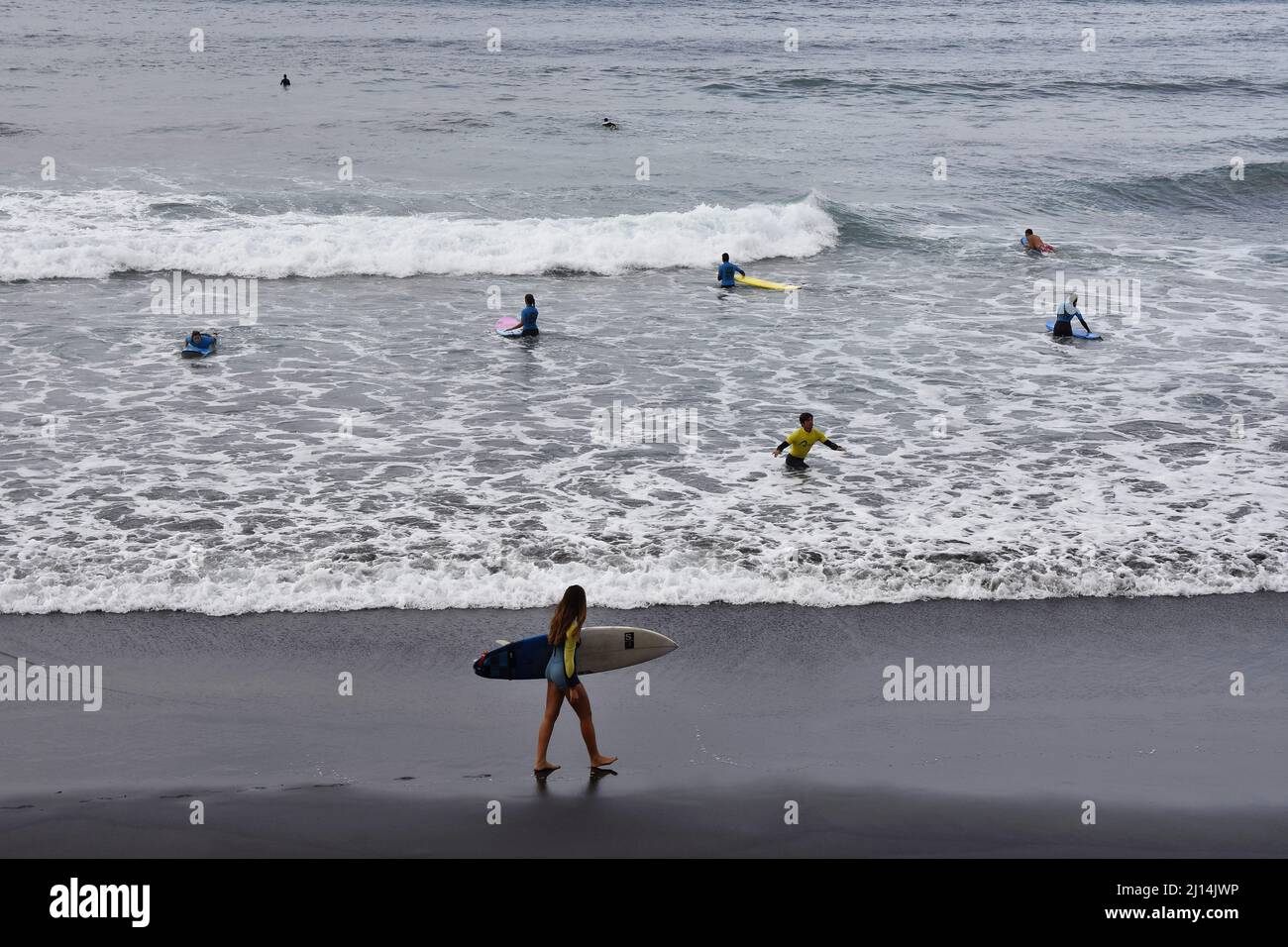 Surfers nell'oceano Atlantico e Playa de las Canteras spiaggia a Las Palmas Gran Canaria Spagna. Foto Stock