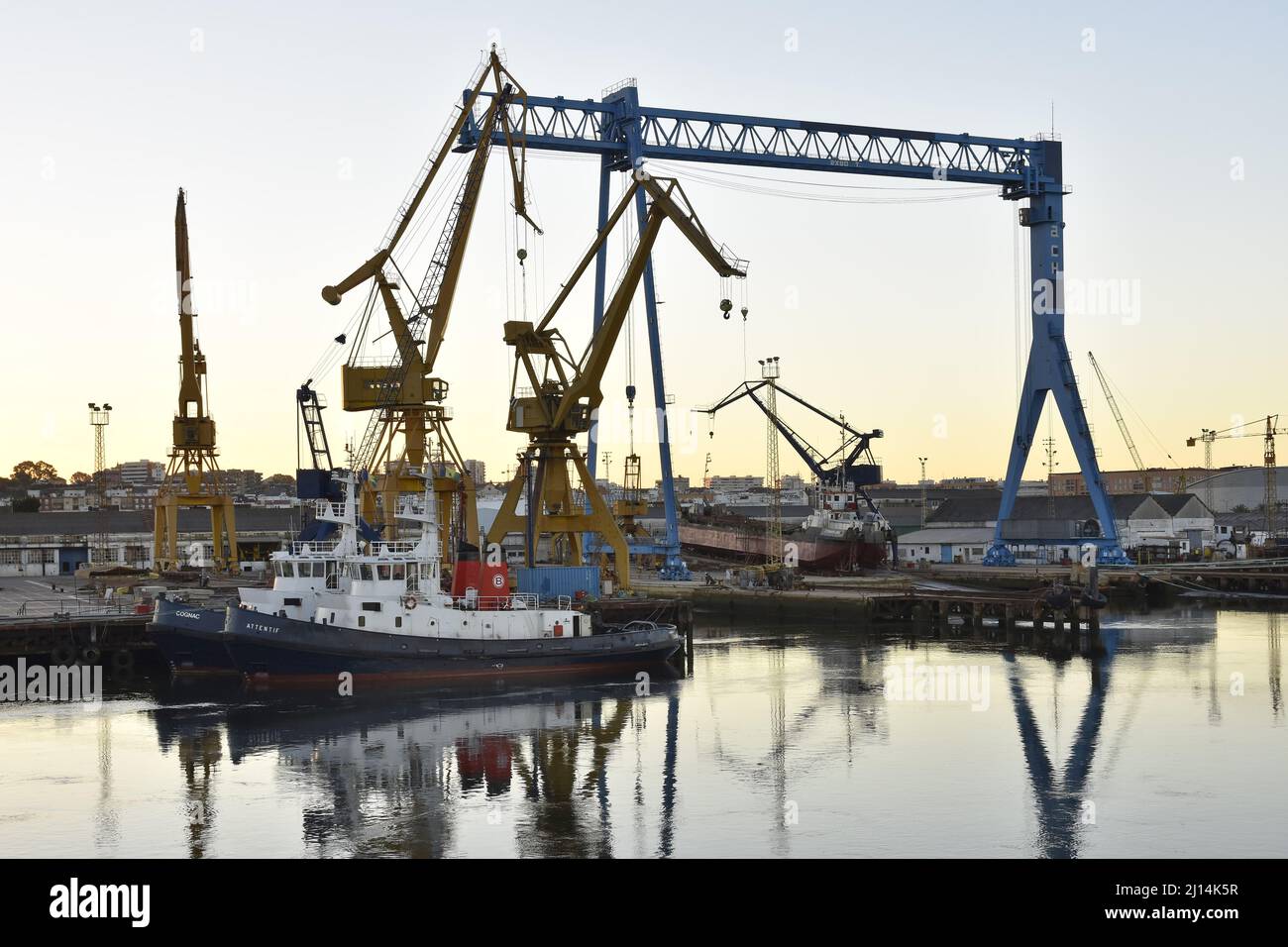 Porto industriale con gru all'alba, Huelva Spagna Europa. Foto Stock