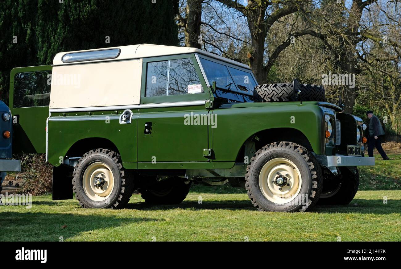 Vintage Land Rover al Cars on the Green, downside, Somerset, Inghilterra Foto Stock