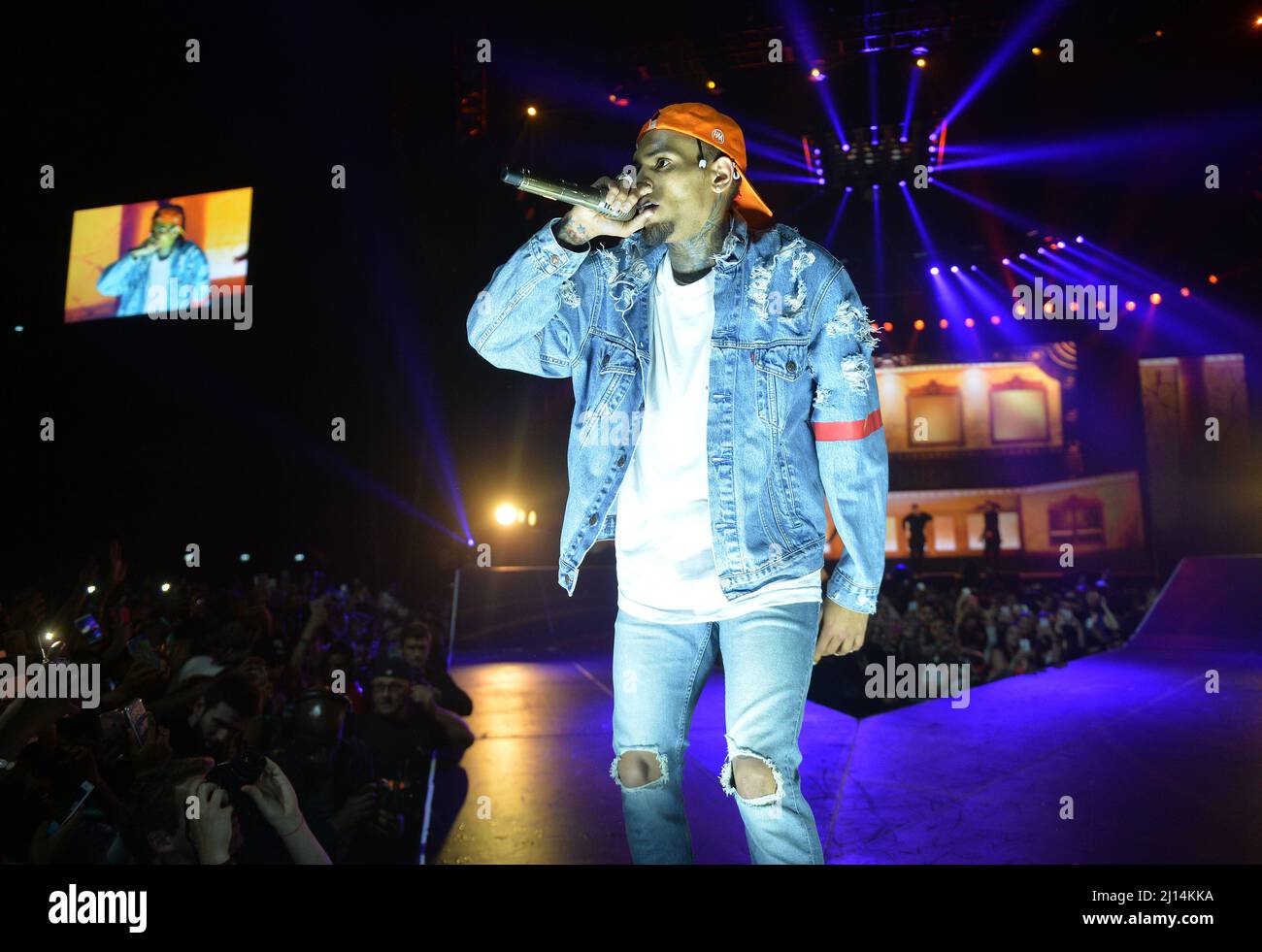 Il cantante statunitense Chris Brown suona alla AccorHotels Arena di Parigi Foto Stock