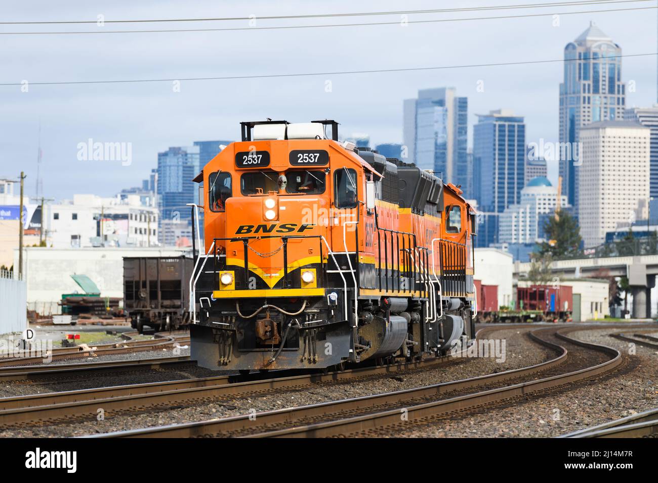 Seattle - 20 marzo 2022; coppia di locomotive BNSF che viaggiano su pista curva a sud del centro di Seattle senza carico Foto Stock