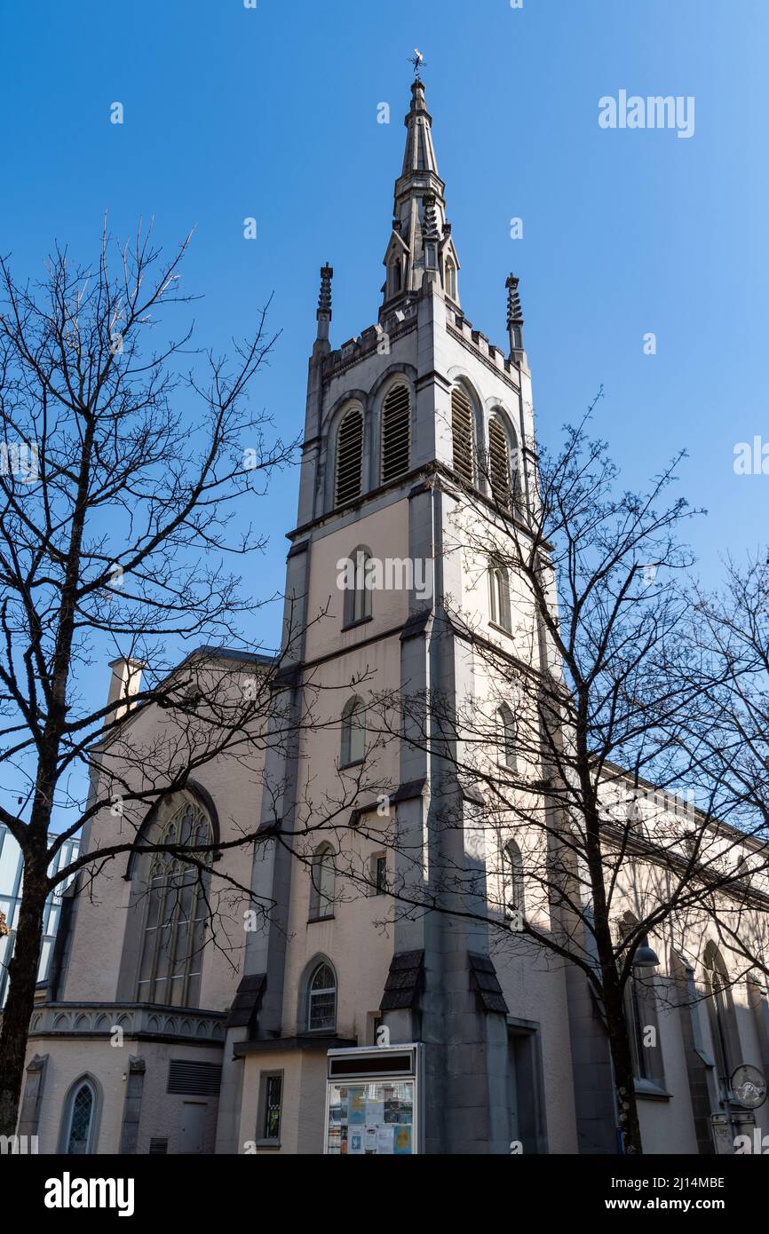Lucerna, Svizzera, 10 marzo 2022 Torre di una chiesa Santa nel centro della città Foto Stock