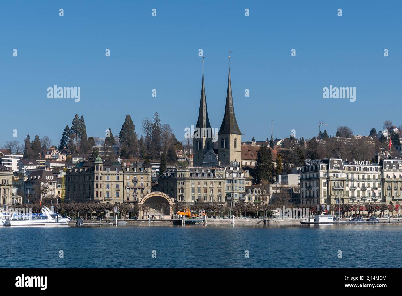 Lucerna, Svizzera, 10 marzo 2022 Vista sul lago di Lucerna con la città sullo sfondo in una giornata di sole Foto Stock