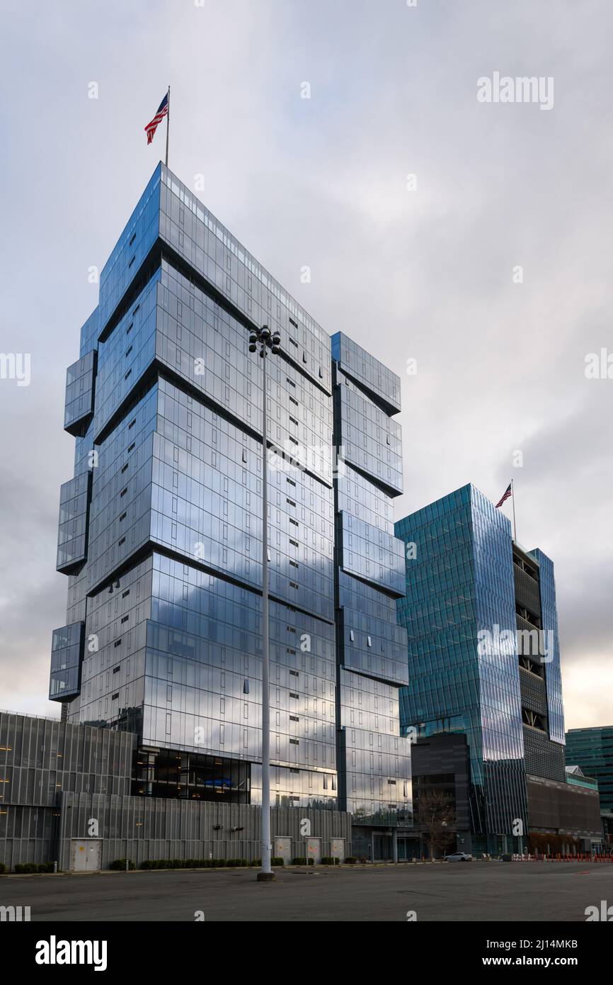 seattle - 20 marzo 2022; edifici moderni nel centro di Seaettle che riflettono la luce Foto Stock