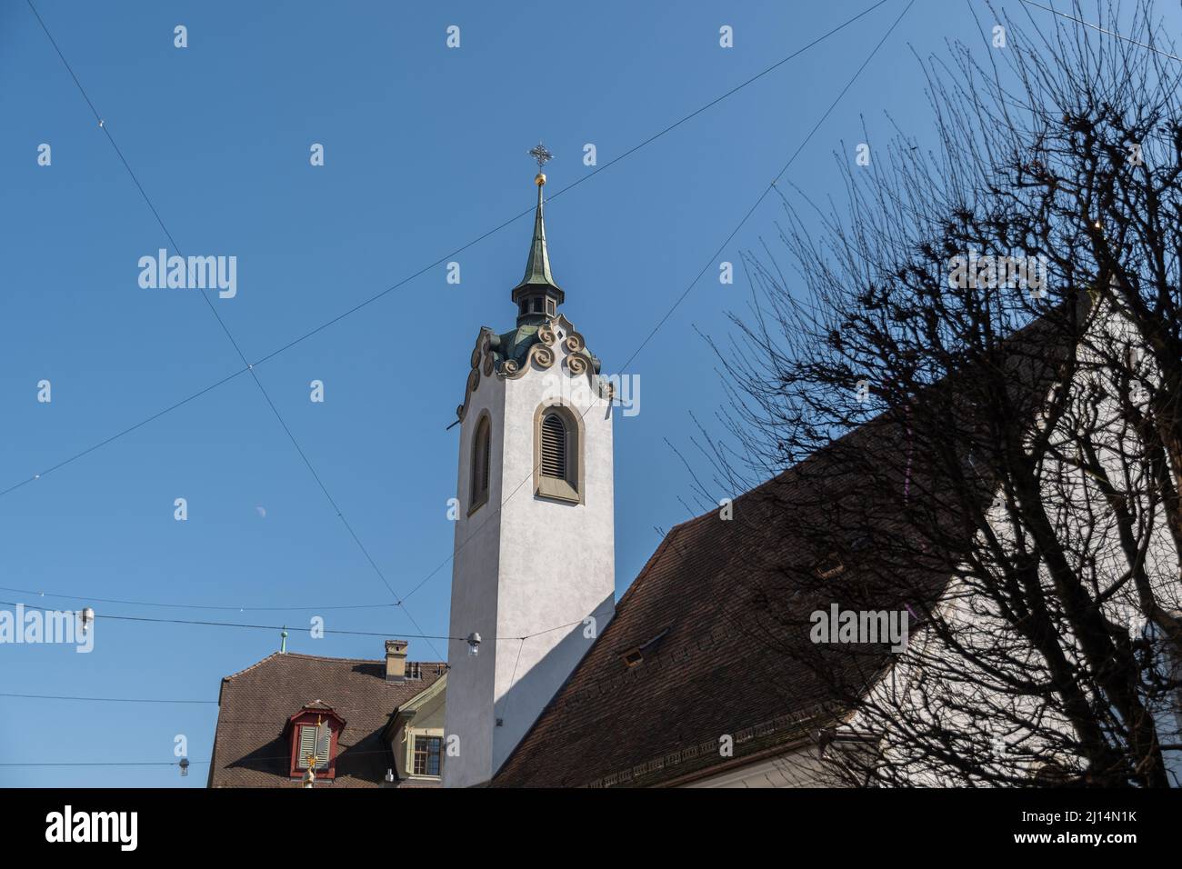 Lucerna, Svizzera, 10 marzo 2022 Torre di una chiesa bianca nel centro storico Foto Stock
